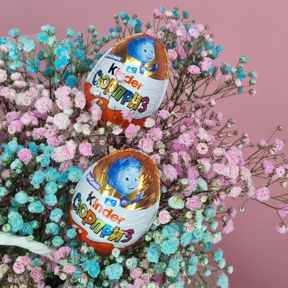Сумочка из гипсофилы с шоколадным яйцом Kinder