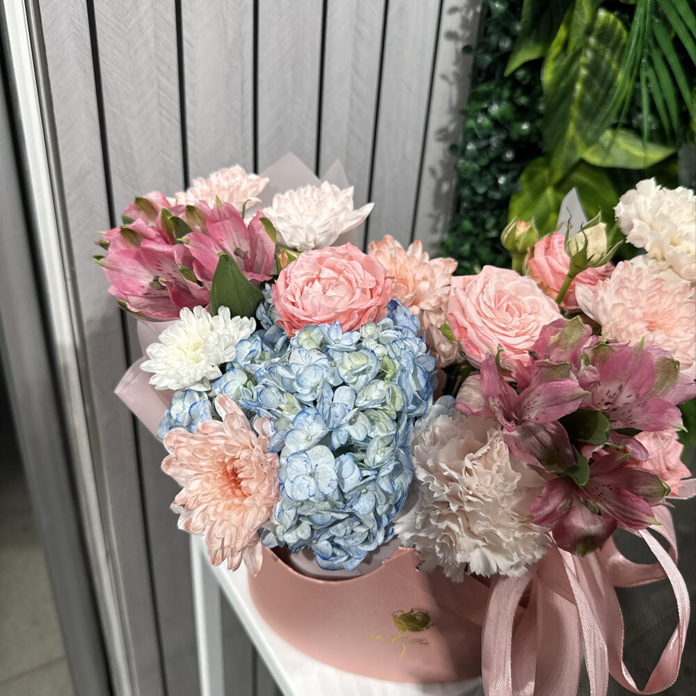 Композиция с гортензией и кустовой розой🌸 15004