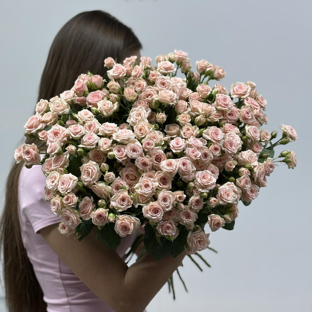 Нежный букет из 25 кустовых роз (60 см)