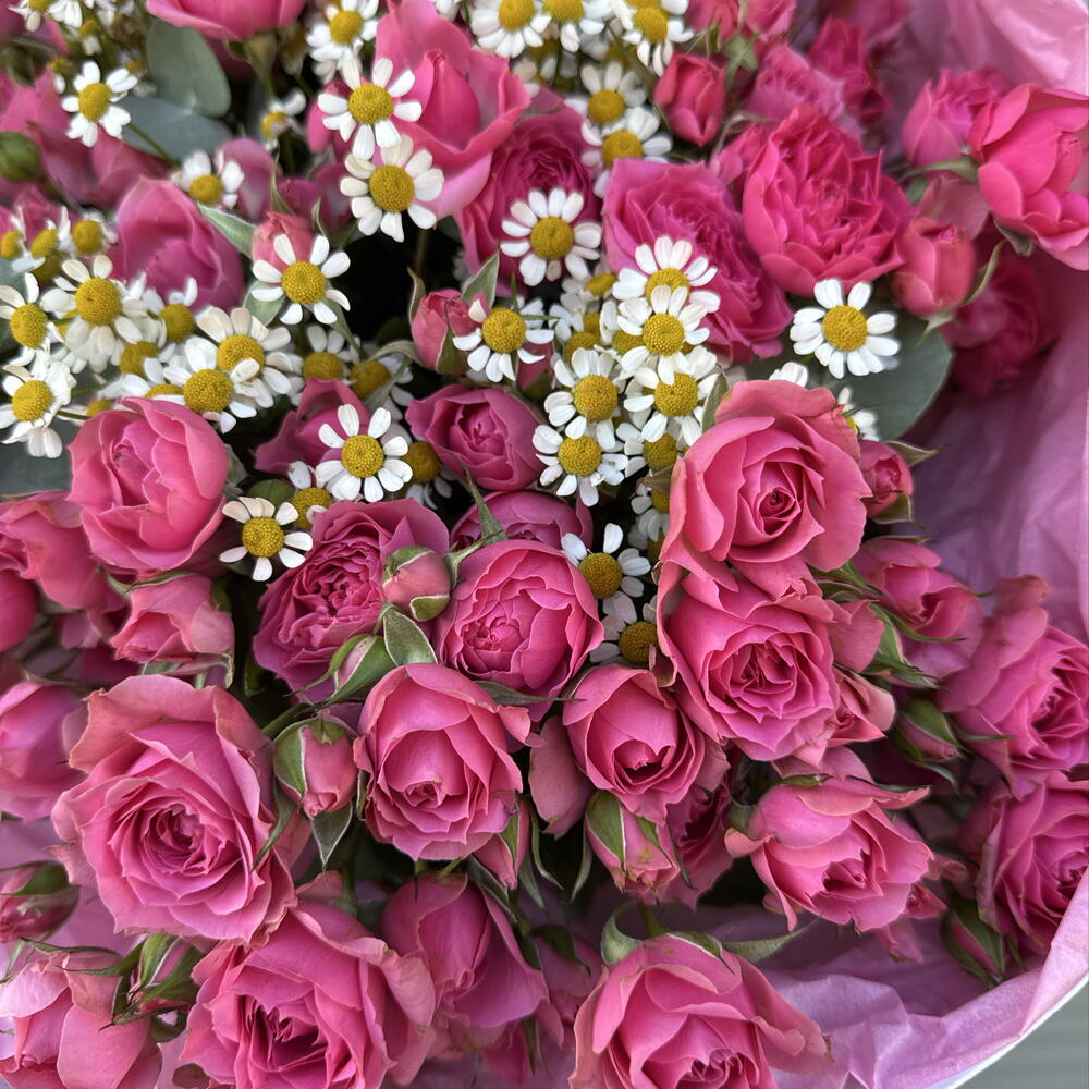 Букет «розовое поле» 🌾 в составе кустовые розы и ромашки
