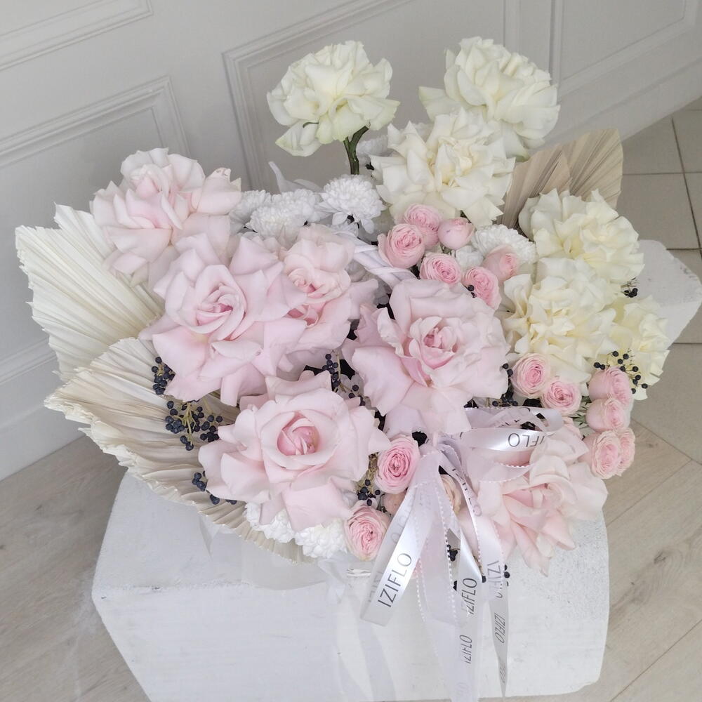 Шикарная композиция французских белых и розовых роз 🌸