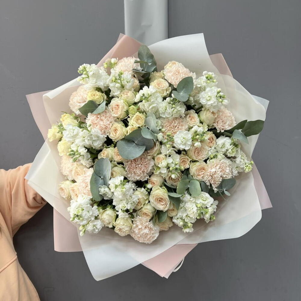Большой букет с кустовыми розами, маттиолой и диантусами 🌸