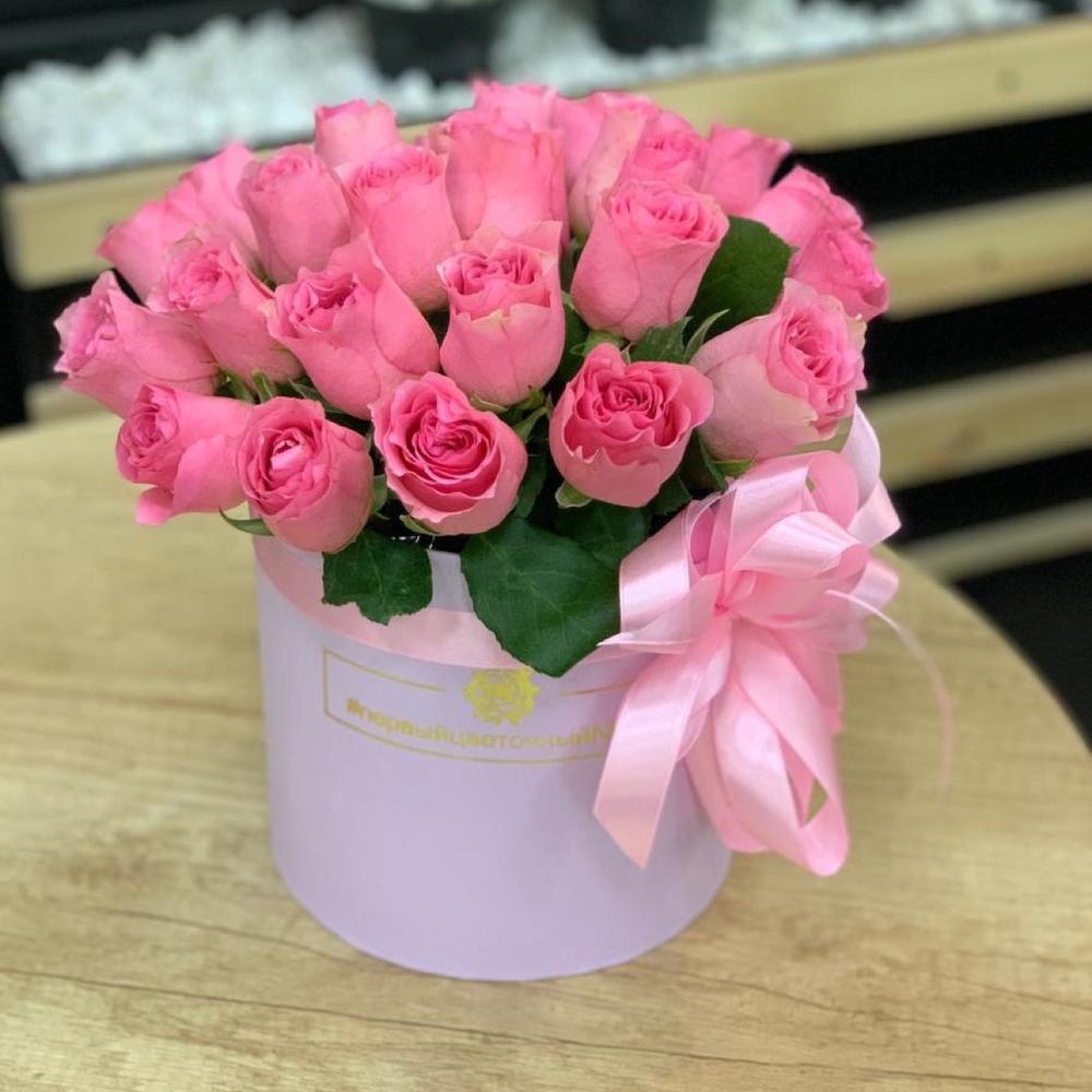Розовые розы в коробке