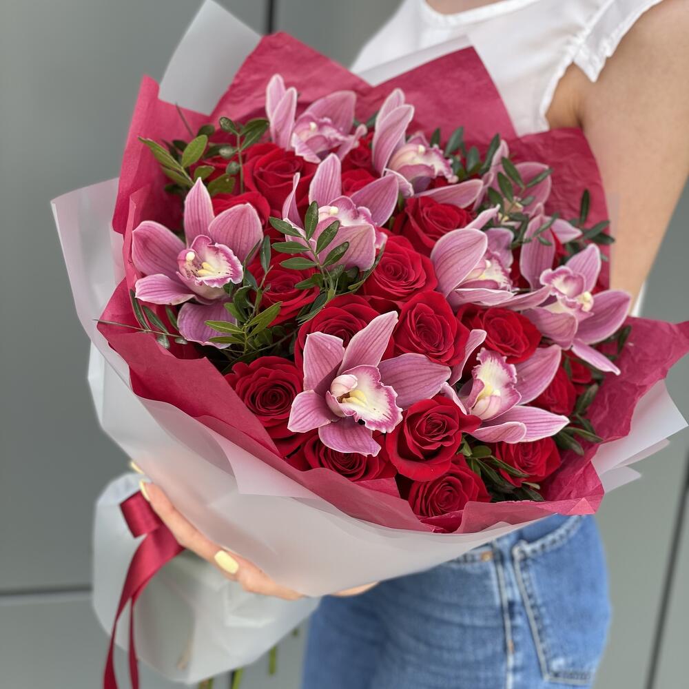Bouquet of Bourges with red roses and cymbidium