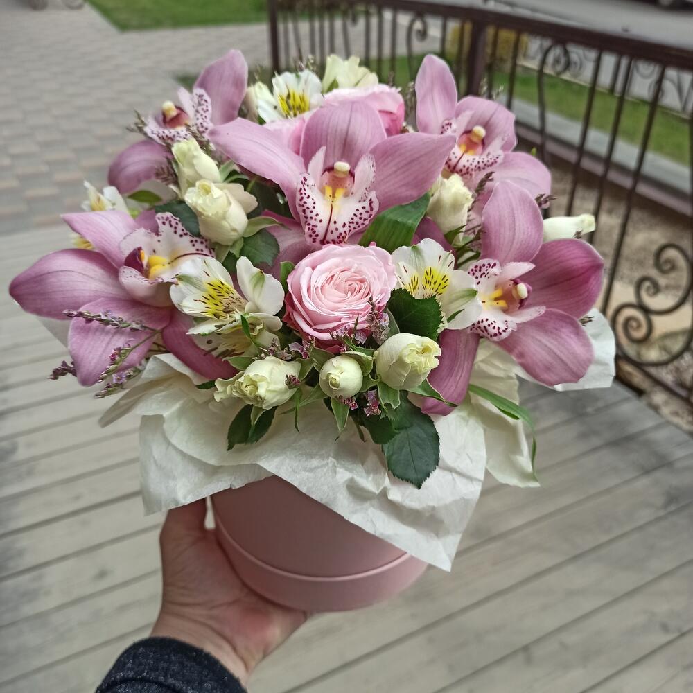 Композиция в шляпной коробке из орхидеи