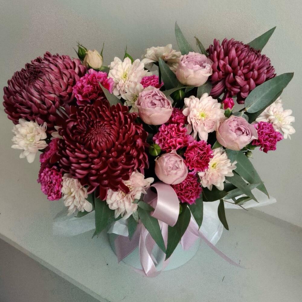 Композиция на День матери: Хризантемы и пионовидные розы в коробке O20
