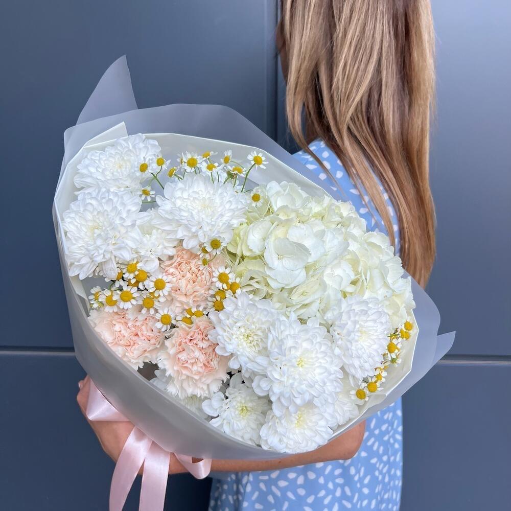 Гортензия с диантусами и ромашкой
