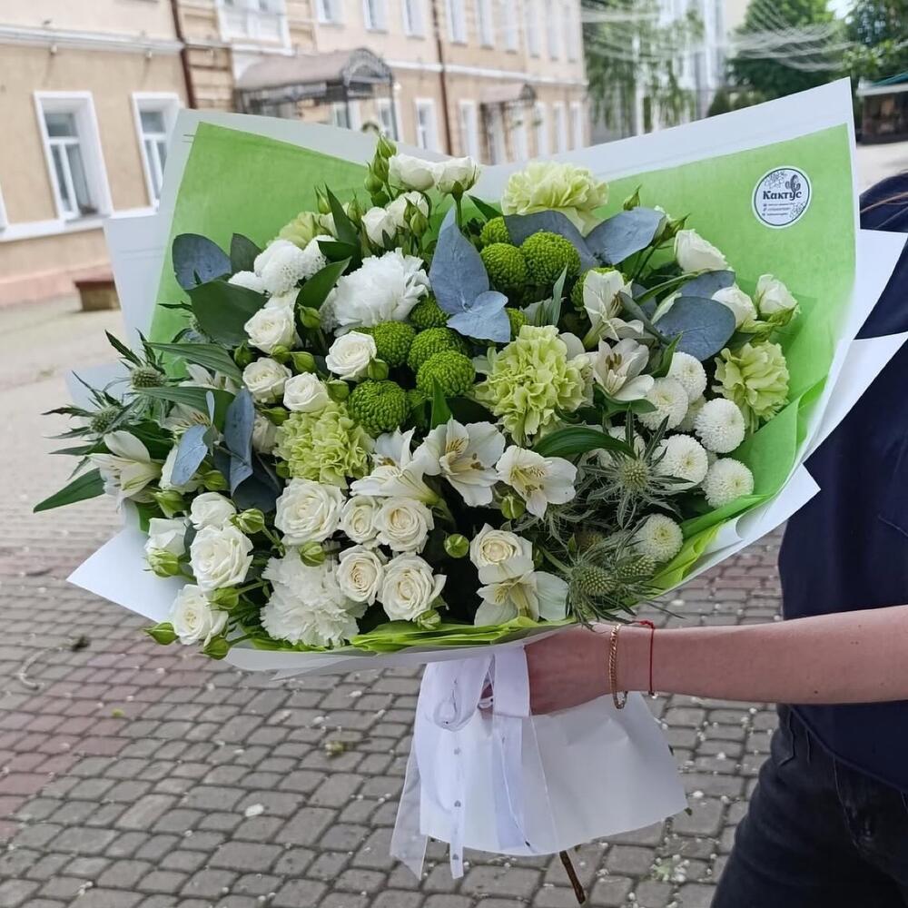 Букет «Салатовый восторг» из хризантем, диантусов, альстромерий, кустовых роз и эвкалипта