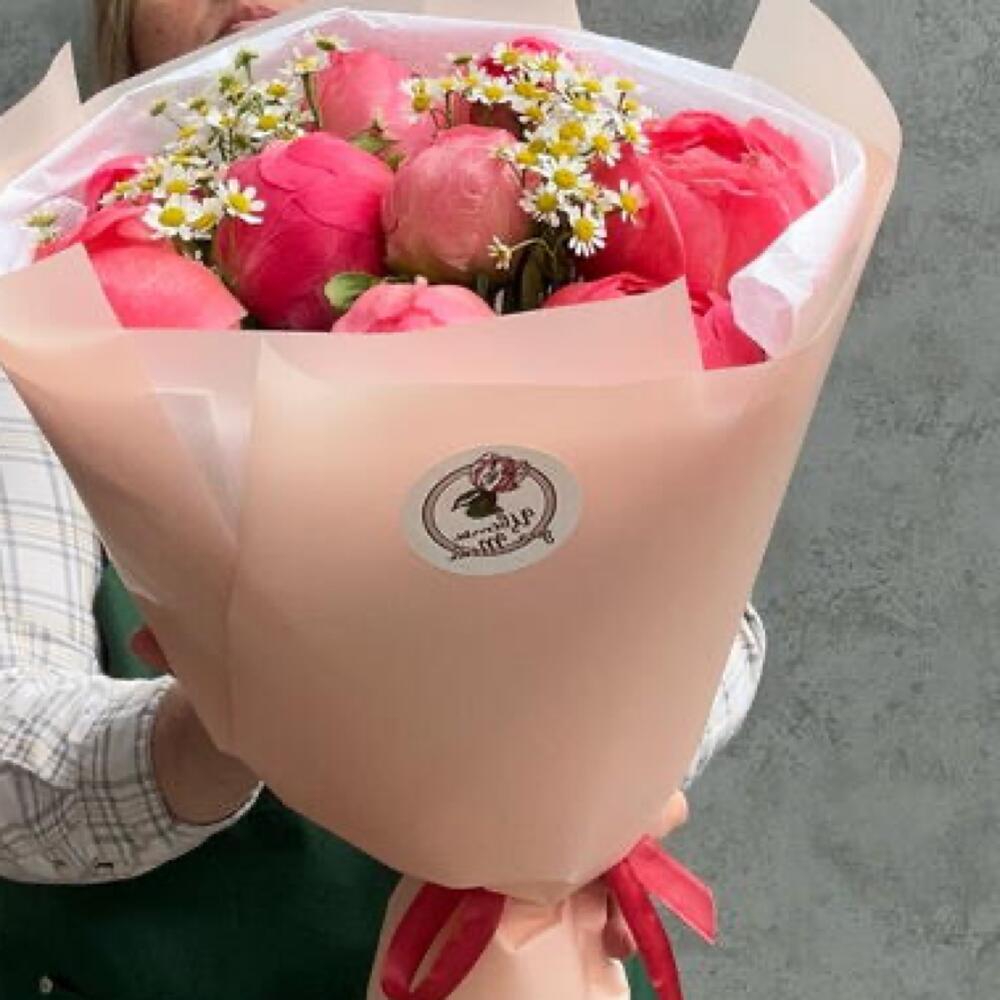 Букет кораловых пионов с ромашками