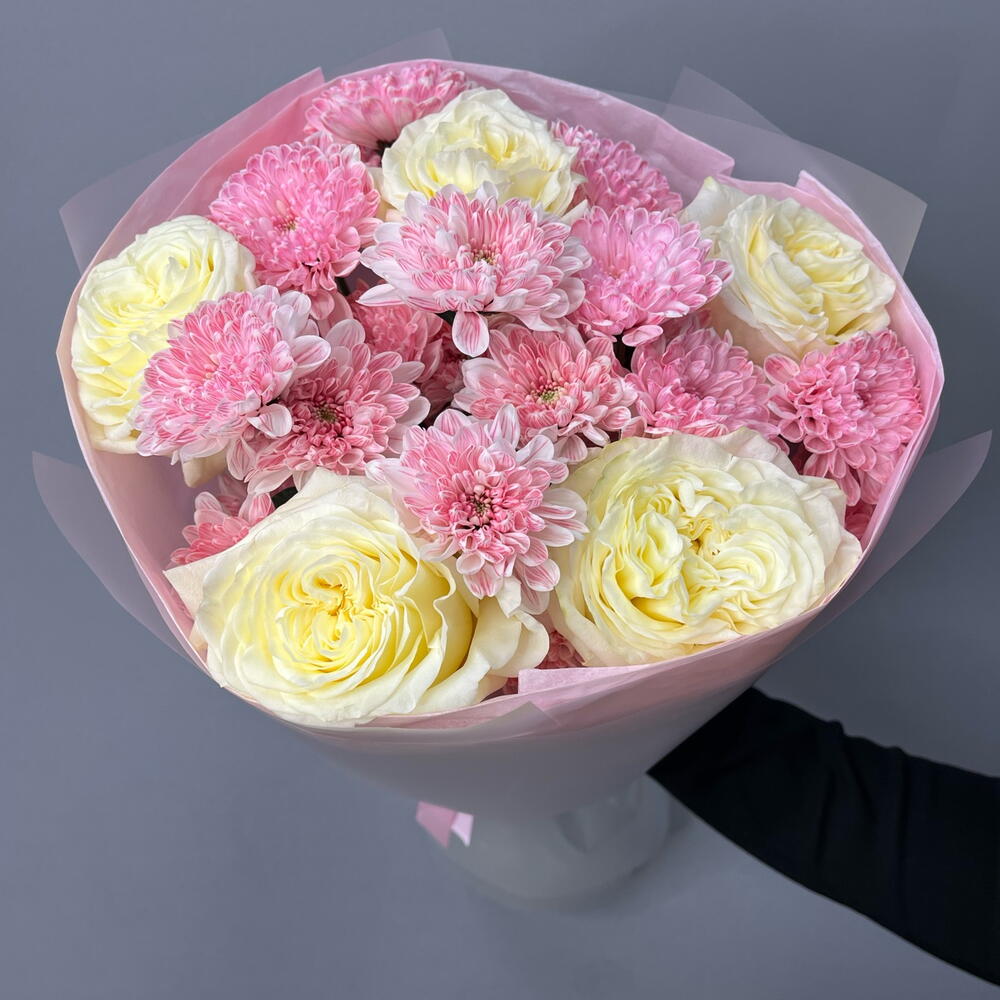 Букет из кустовых хризантем и роз пионовидных 🌸