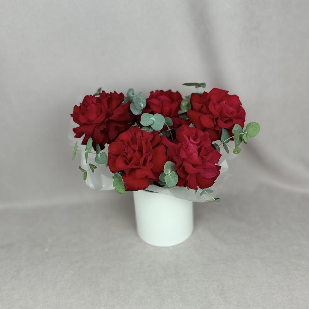 5 французских красных роз в шляпной коробке🌹