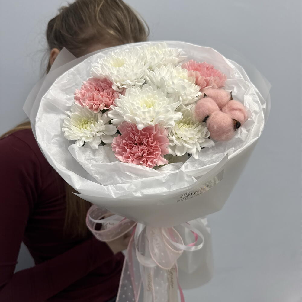 Авторский букет для любимой девушки  «Пудровый 💗» : хризантема, диантус, хлопок. Размер S