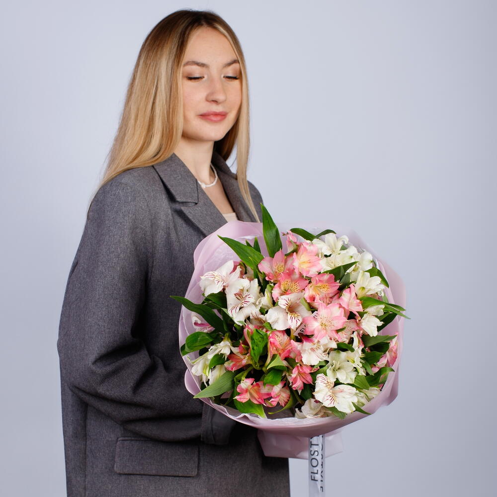 Нежный букет из 15 альстромерий