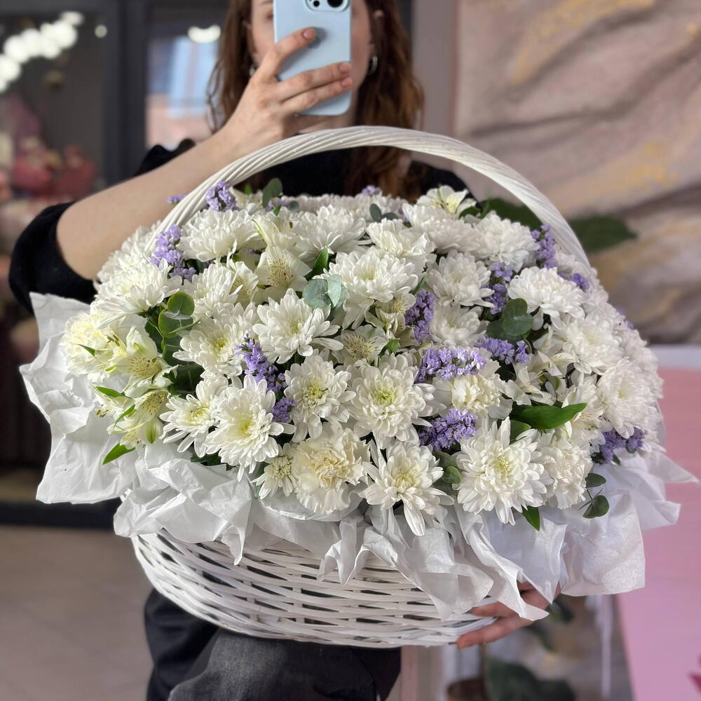 Корзина СТОЙКАЯ Хризантемы, статица, альстромерии, диантусы и эвкалипт