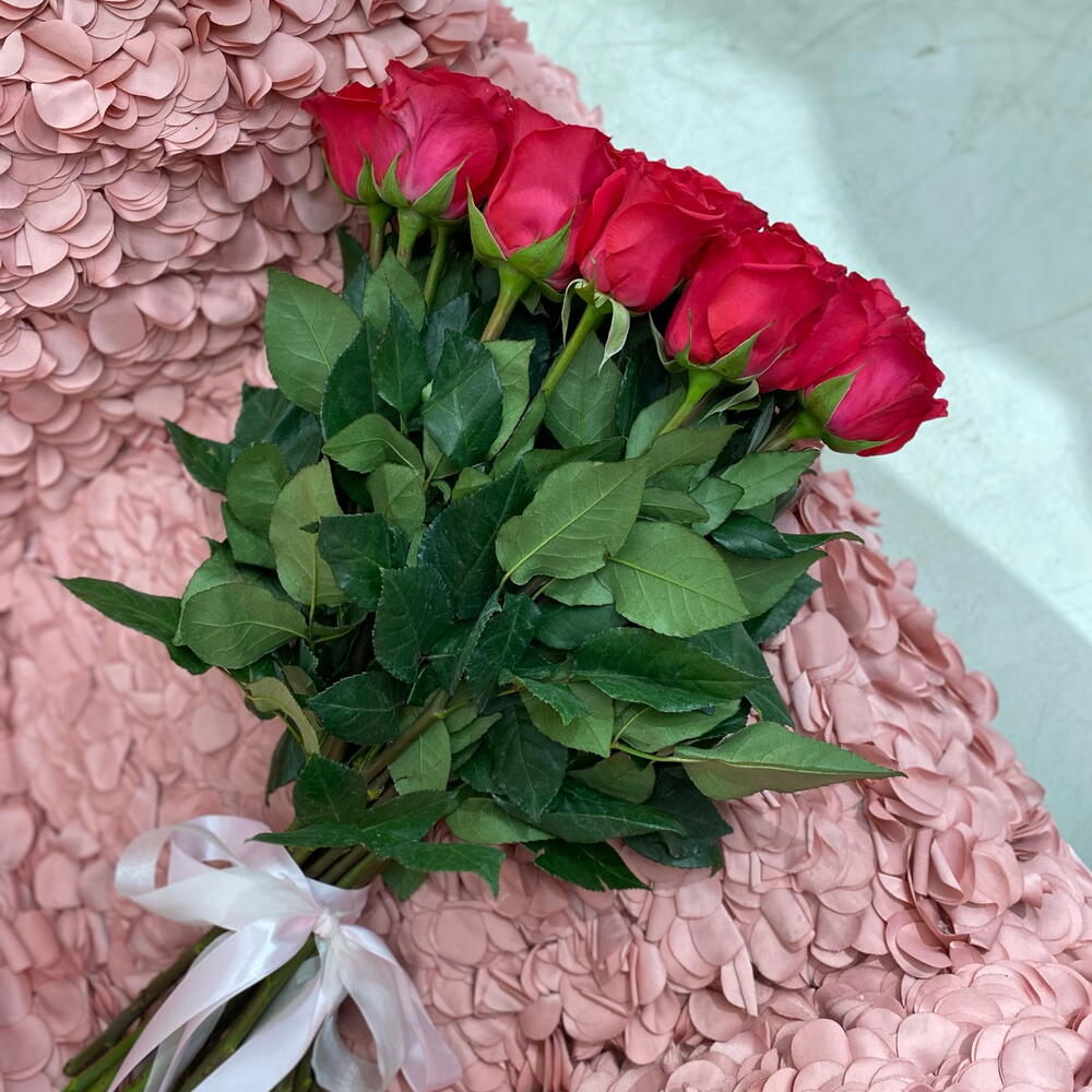 25 малиновых роз