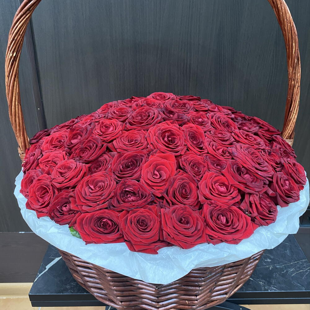 Букет из 101 розы в корзине