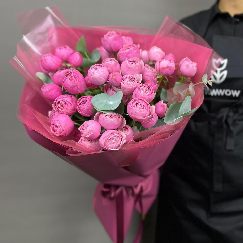 Моно букет  из Пионовидных кустовых роз сорта Silva Pink+ с эвкалиптом