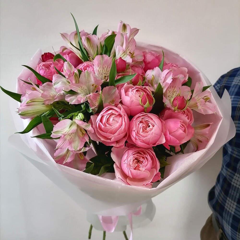Элегантный букет из пионовидных кустовых роз Silva Pink и альстромерий