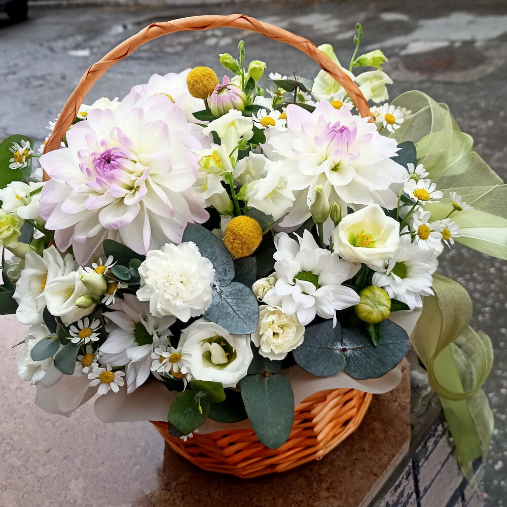 Корзина с георгинами, эустомой, хризантемой