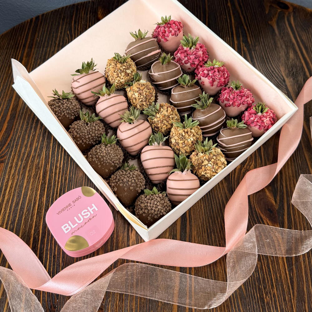 Клубника в шоколаде + подарок от Vivienne Sabo — румяна MACARON