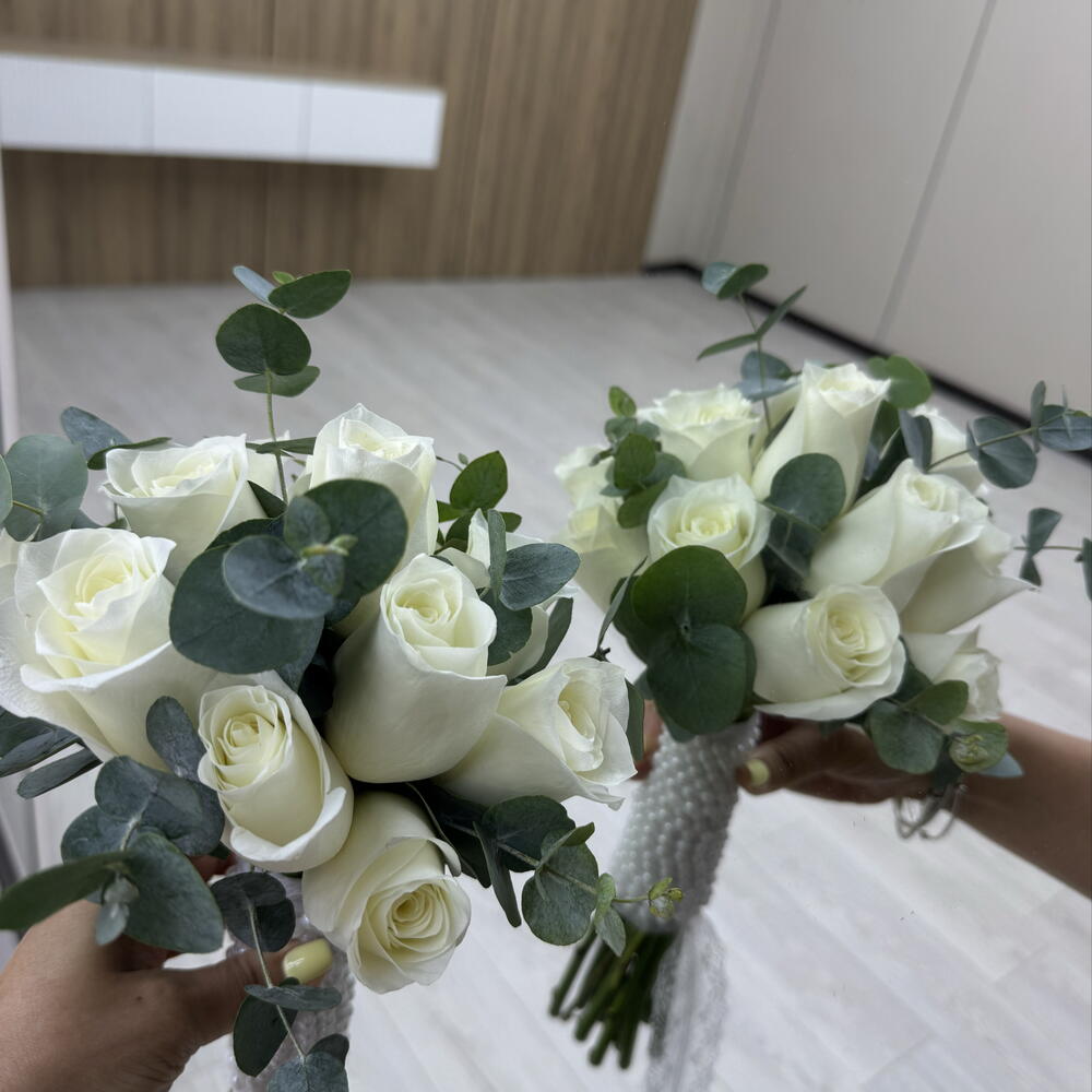 Букет невесты с розами и эвкалиптом