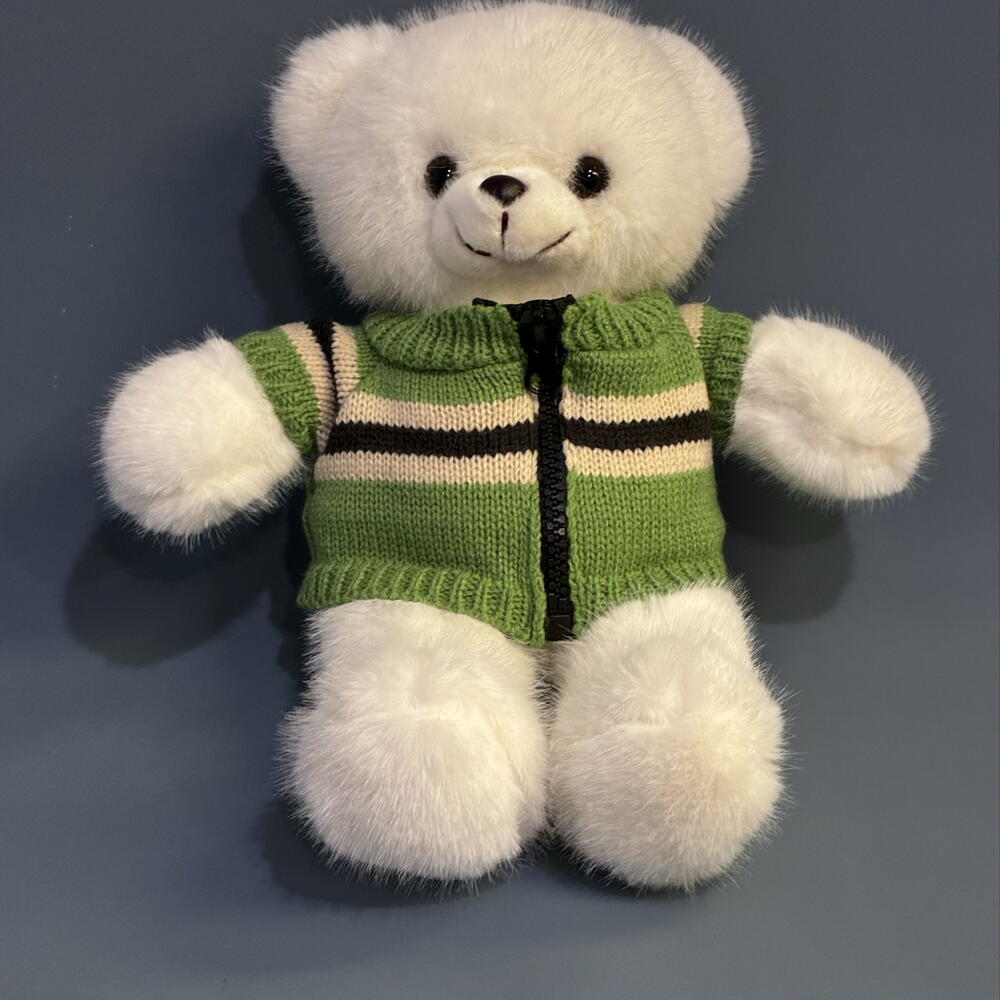 Мишка в зеленой кофте