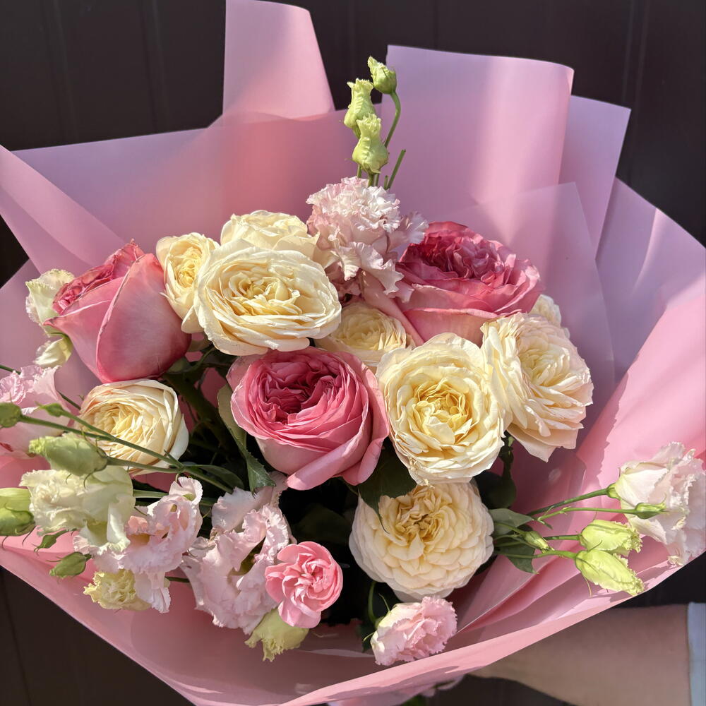 Букет из пионовидных роз с эустомой