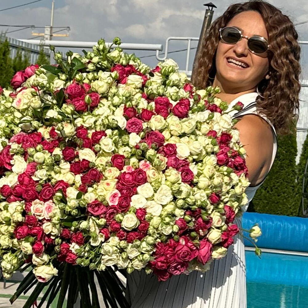 101 peony-shaped spray roses