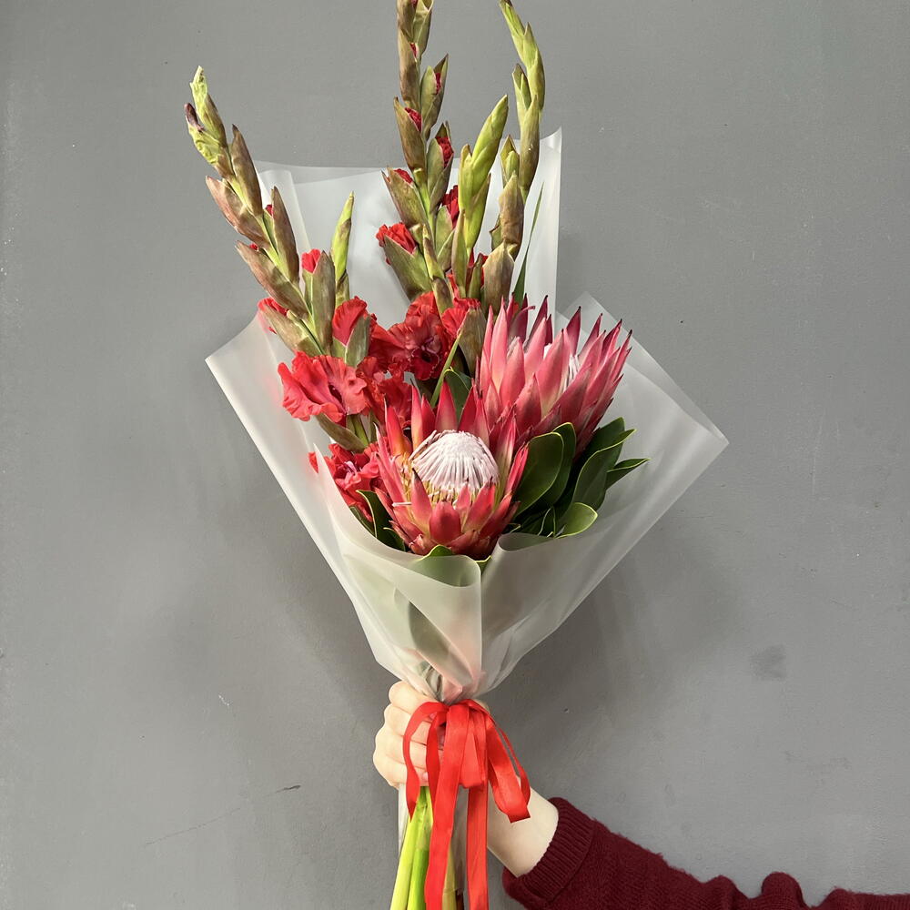 Яркий букет из гладиолусов и протеей 🌺