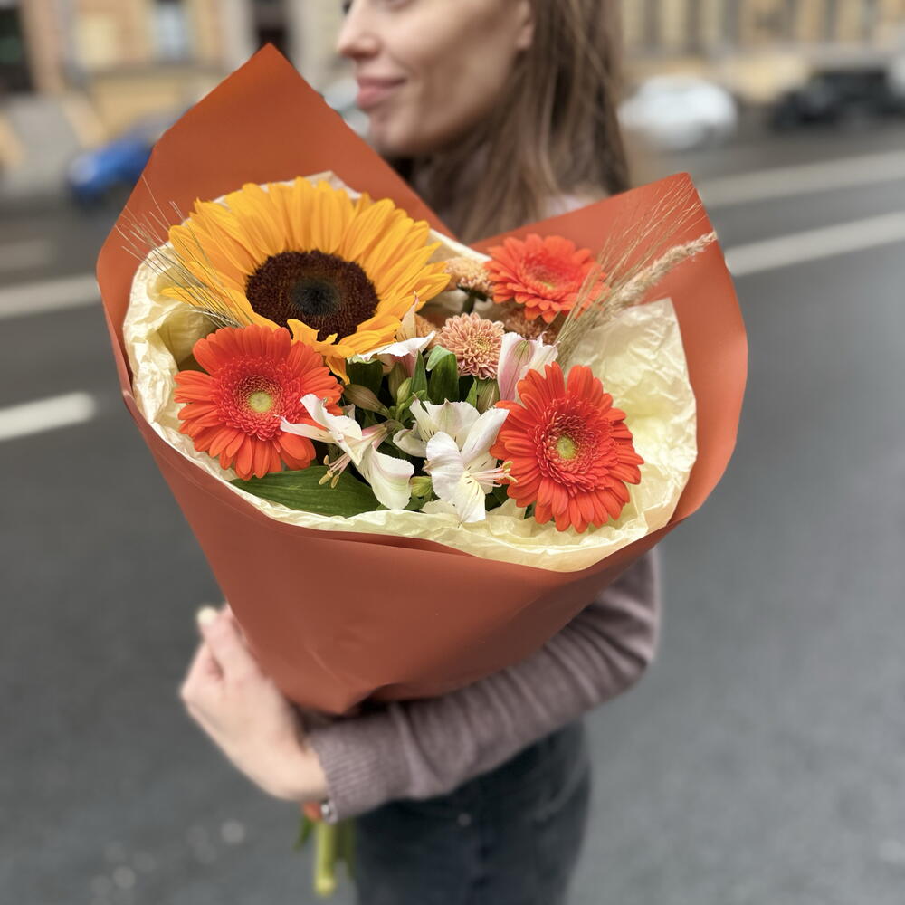 Букет с подсолнухом,гермини,альстромерией и колосьями