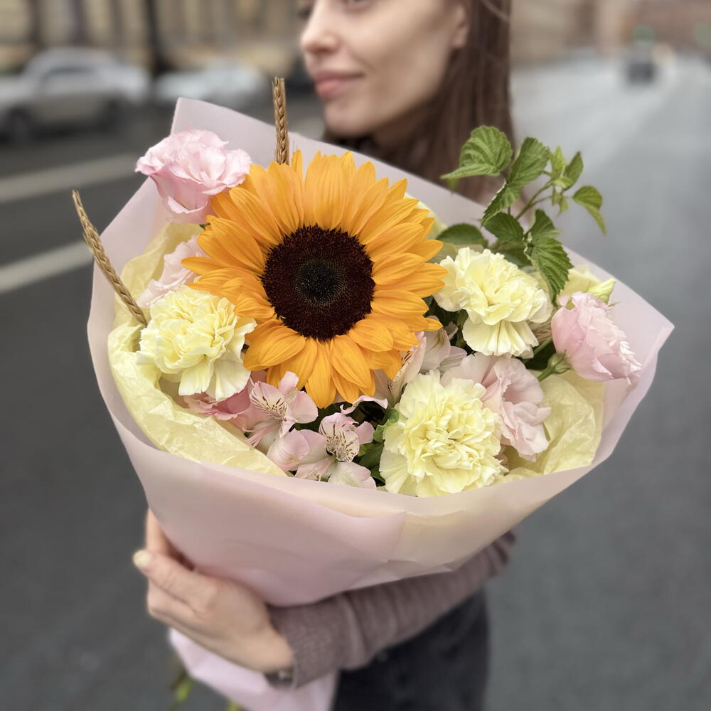Букет с сезонным подсолнухом,эустомой и альстромериями