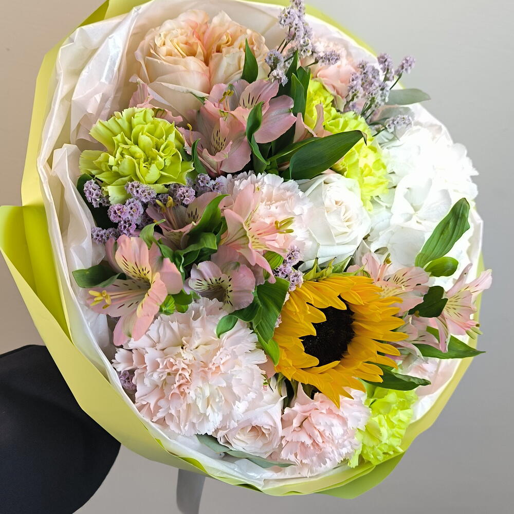 Очаровательный букет альстромерий, гортензии и яркого подсолнуха