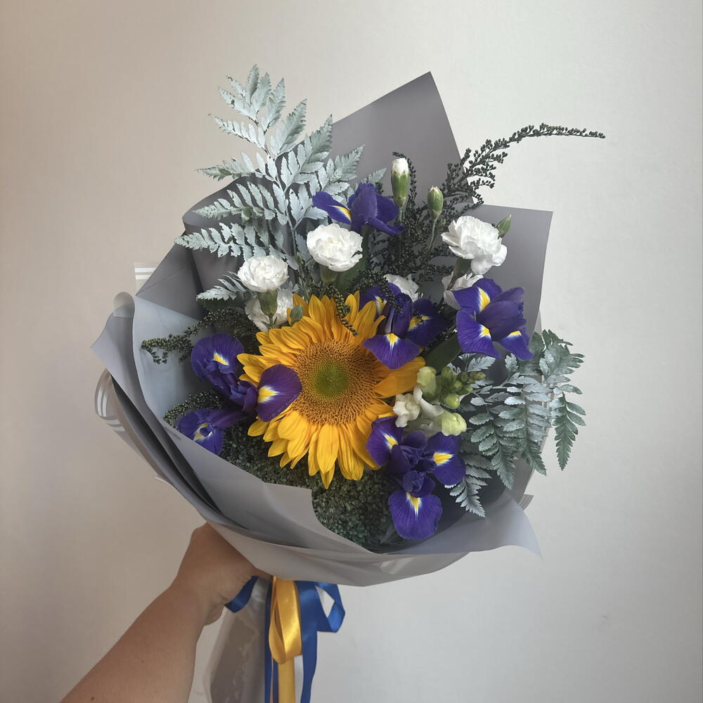Букет с подсолнухом и ирисами 🌻