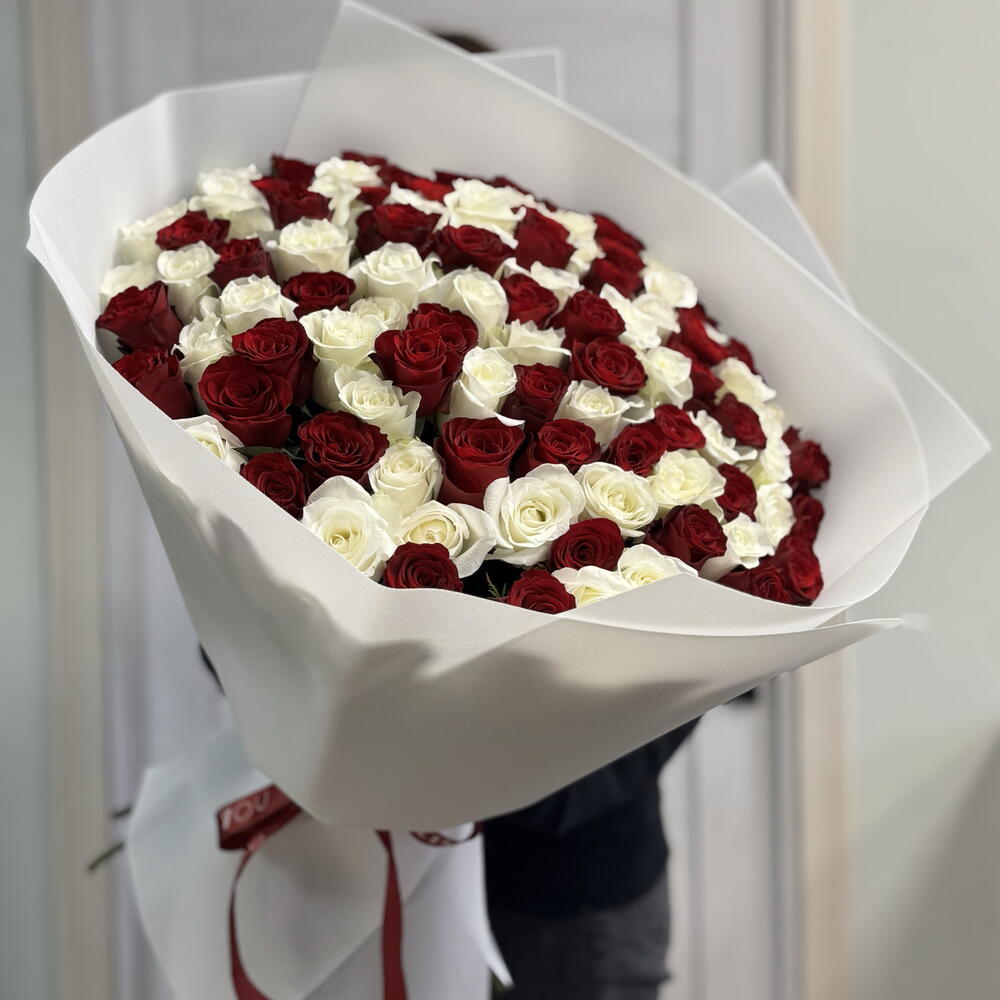 Шикарный букет из 101 красно белой розы