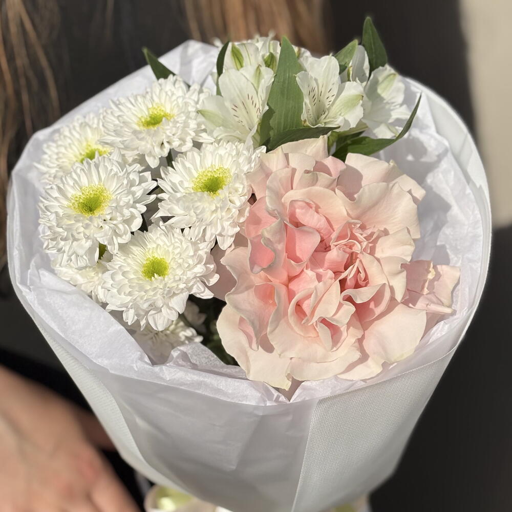 Букет-комплимент из альстромерии, хризантемы и французской розы💖