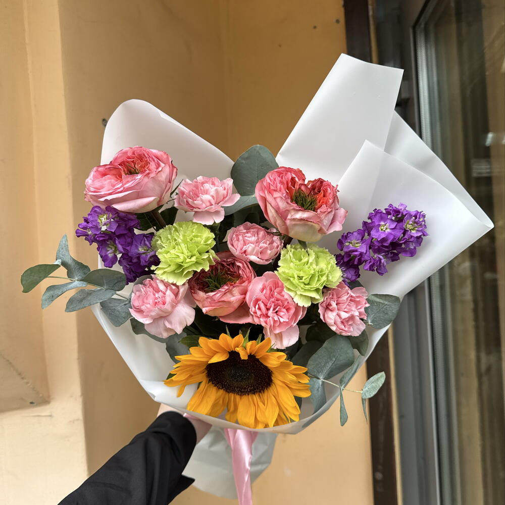 Сочный букет 🍑«эмоциональность» 🧨 в составе подсолнух, маттиола PURPLE, Роза сорта MANDARIN, диантусы и эвкалипт CINEREA