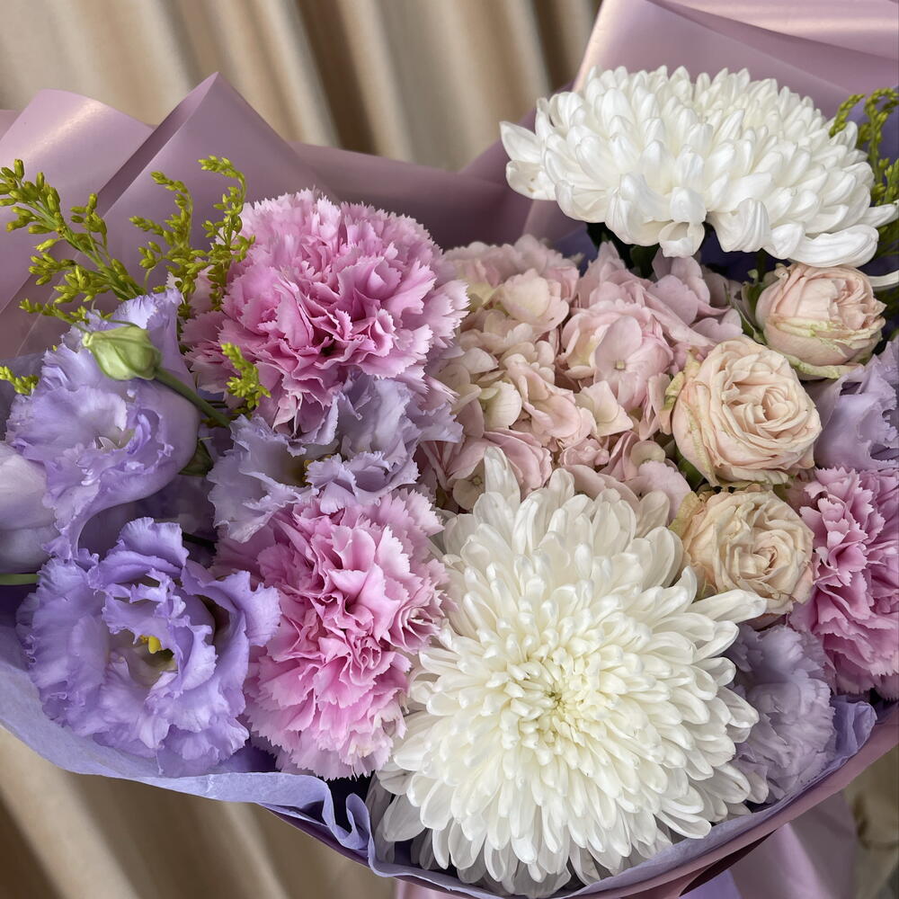 Букет с гортензией, диантусами, хризантемой и эустомой💜