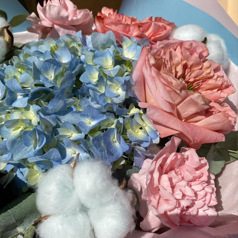 Букет сладкий 🍭 «сладкий дуэт» в составе гортензия, хлопок, кустовая роза BOMBASTIC, диантусы, роза MANDARIN
