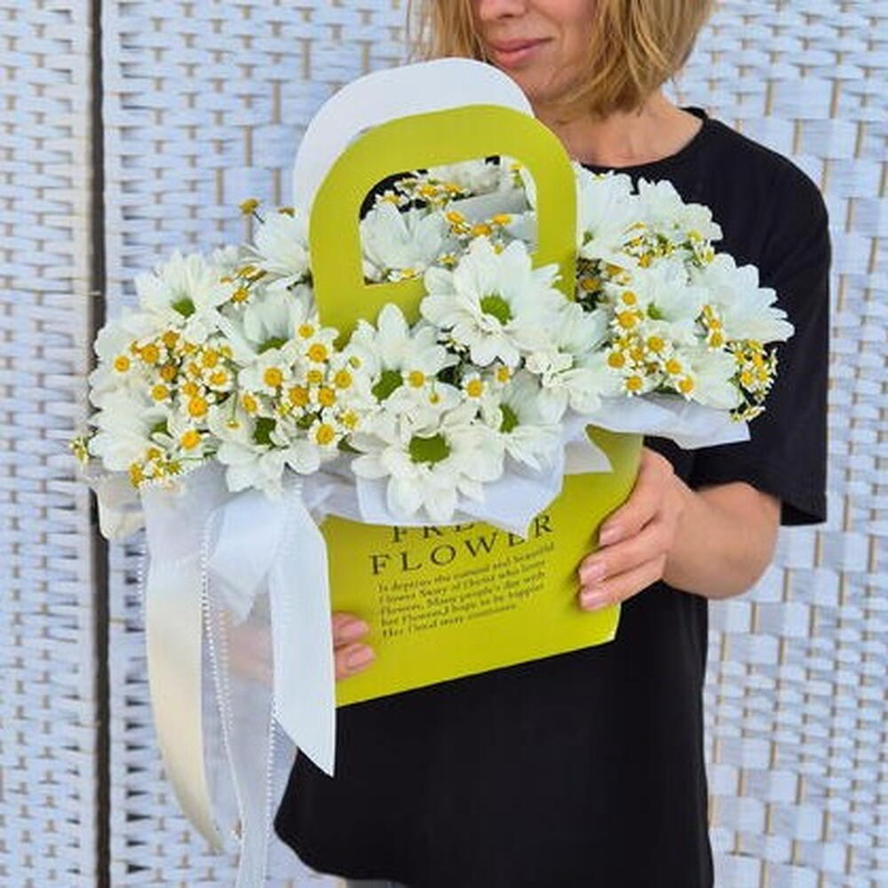 Ромашки, а значит -счастье 🌼 ( хризантема ромашковая и ромашка матрикария в сумочке)