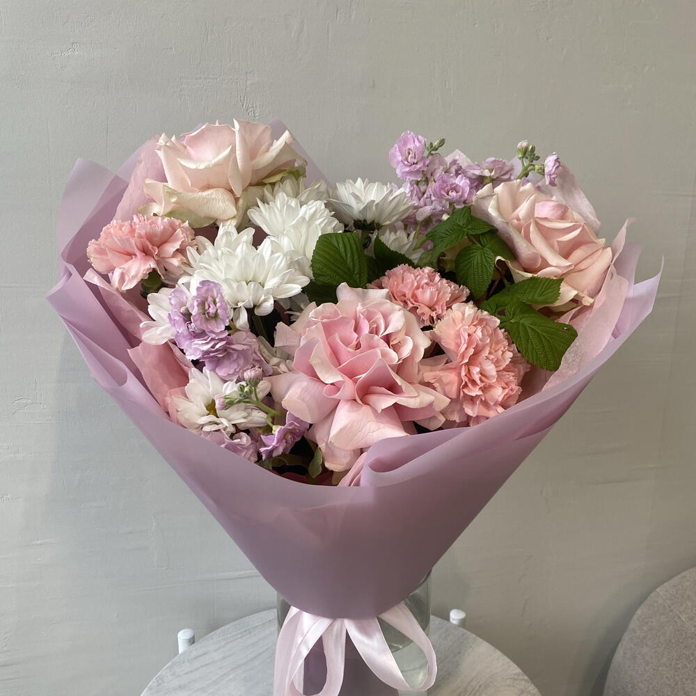 Букет «Французский шарм»🌸 с французскими розами, маттиолой, хризантемой, диантусами и малиной