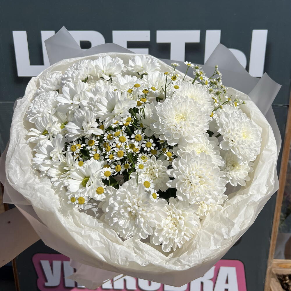 Сборный букет из хризантемы и танацетума