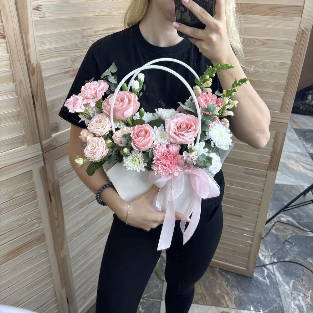 Композиция: розовый секрет 🎀из пионовидных роз, антириниума, хризантем, одноголовых роз, диантусов и эвкалипта