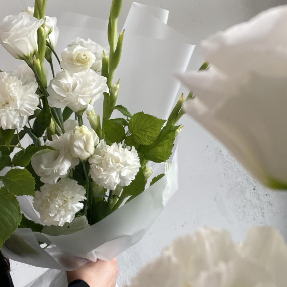 Букет с гладиолусами, эустомой и гвоздикой