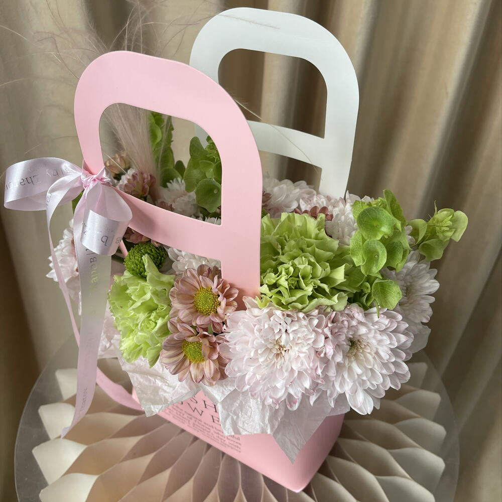 Хризантемы, диантусы и молюцелла в розовой сумочке 🌸