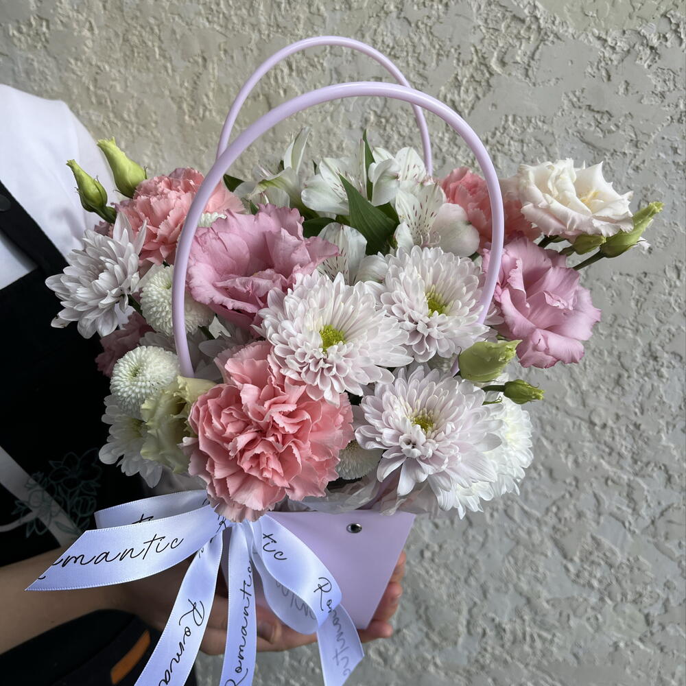 Композиция в сумочке с эустомой, хризантемой, диантусами и альстромерией