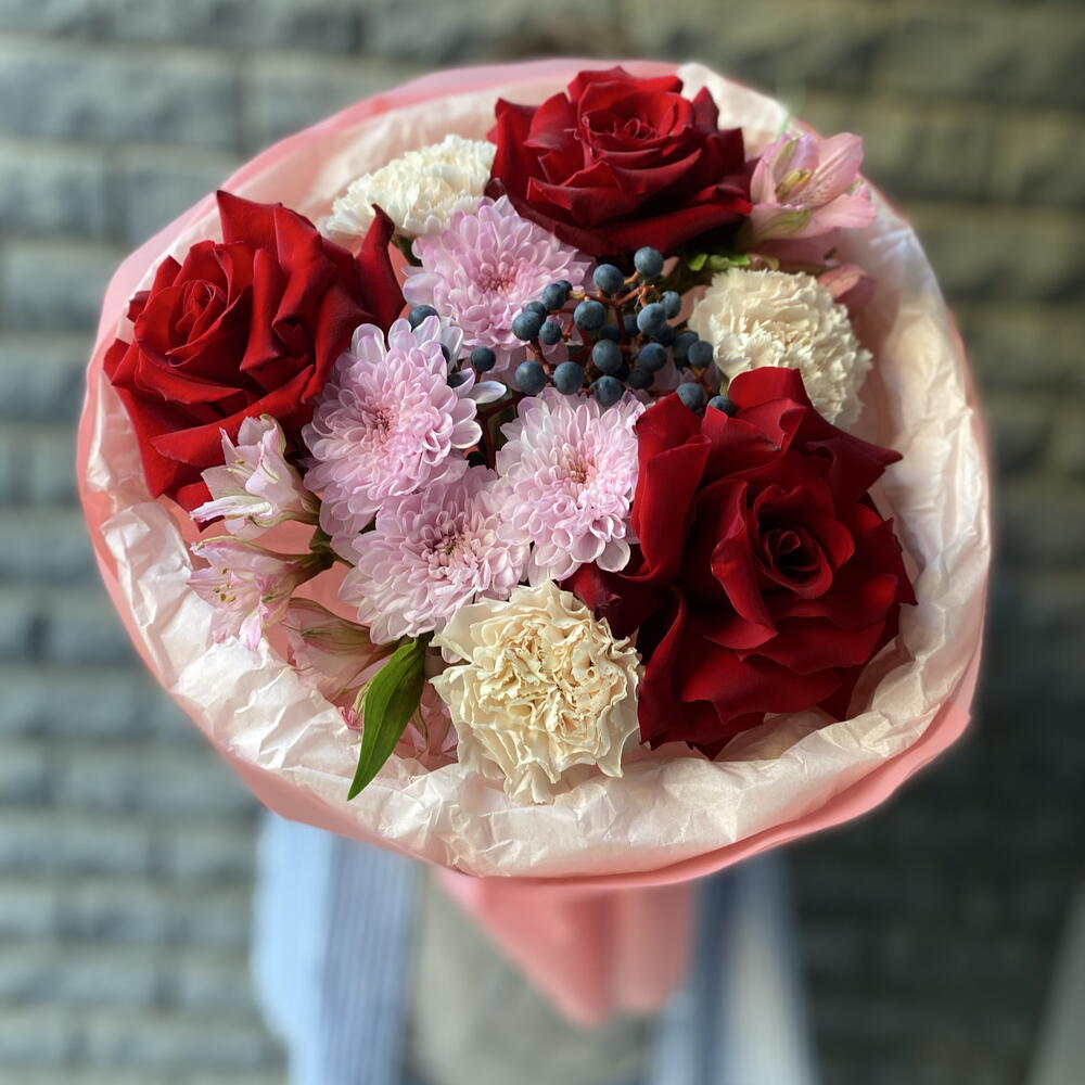 Букет ягодка  🍓 Роза диантусы альстермерия хризантема