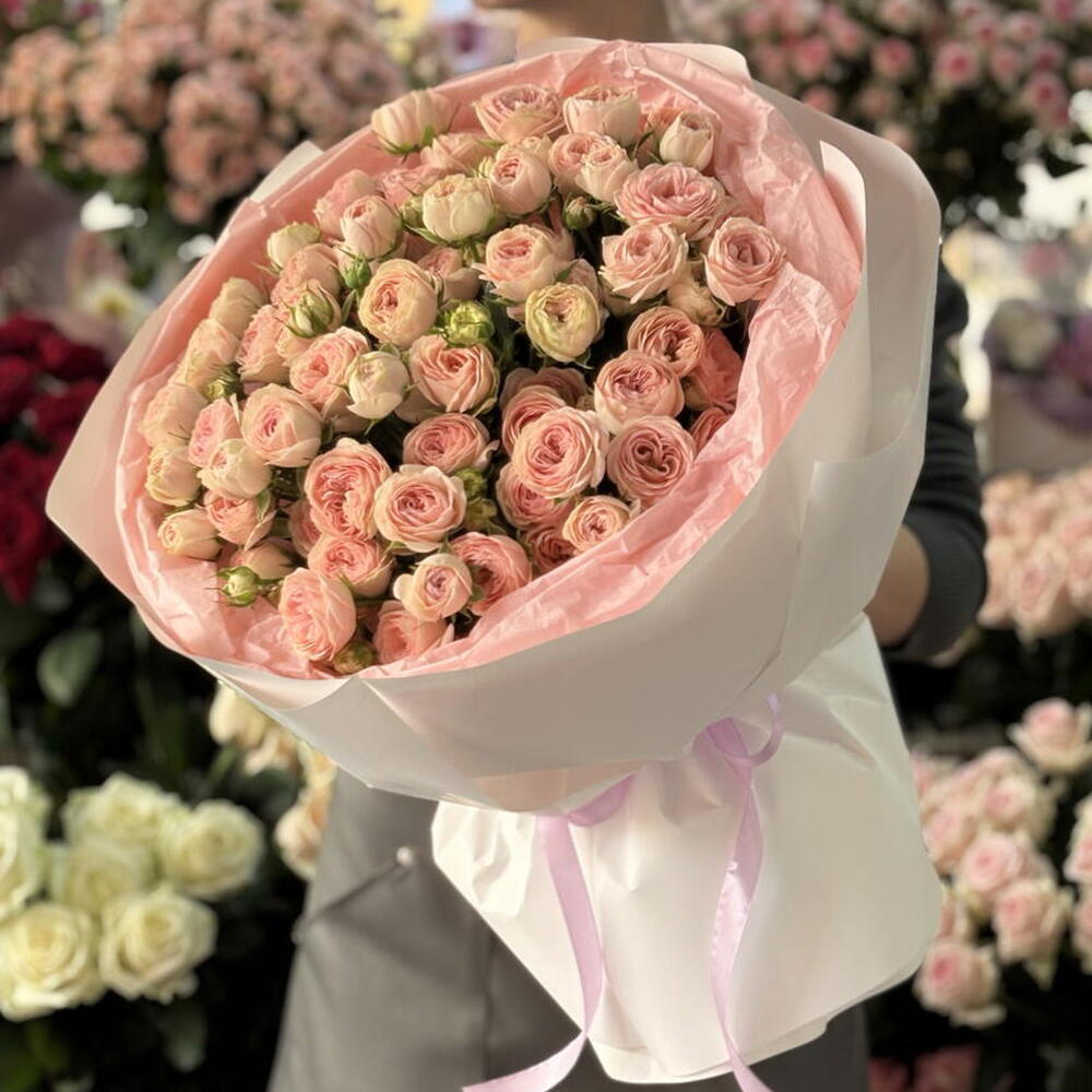 Romance — мега-пышный авторский монобукет из отборных кустовых пионовидных роз