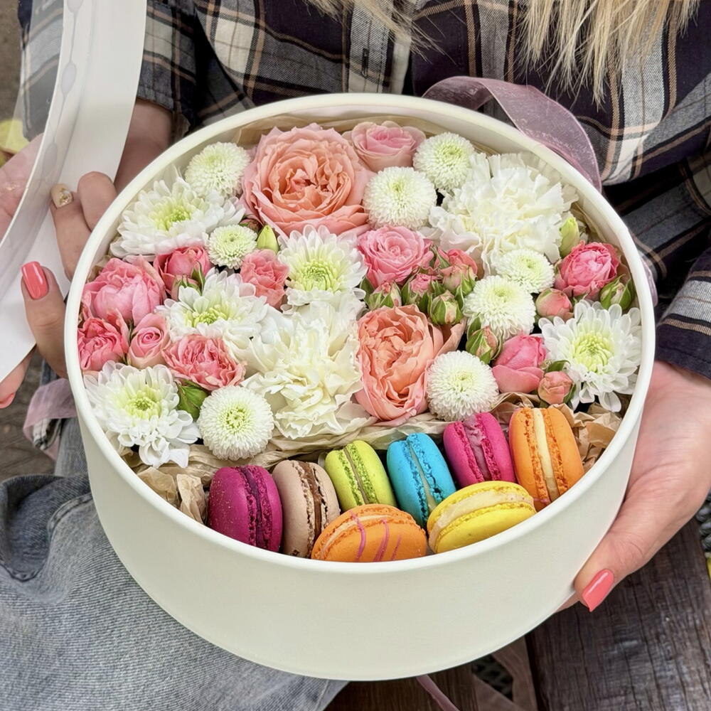 Коробочка с цветами и macarons «Уютного чаепития»