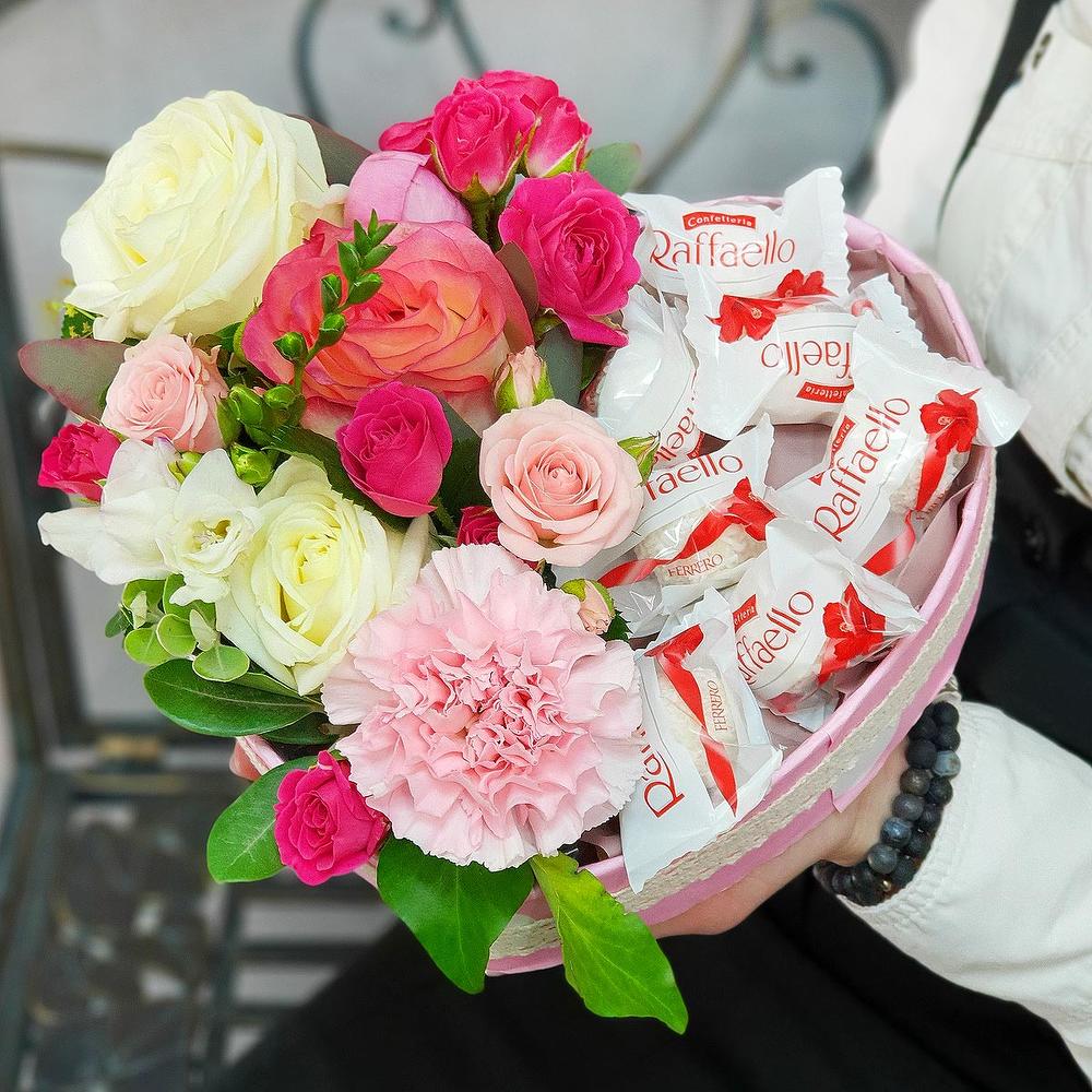 Цветы с конфетами как отличная идея для подарка