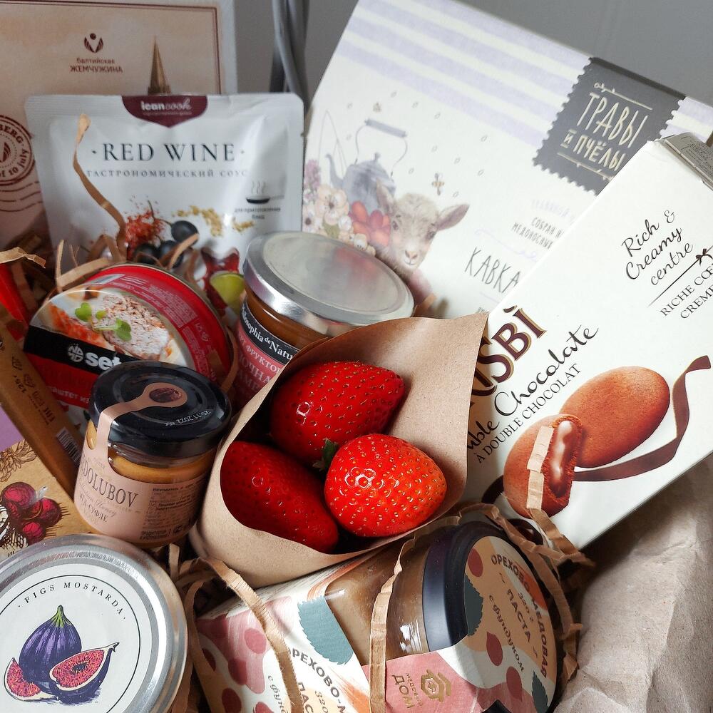 Большая сизо-красная продуктовая подарочная корзина, Цветы и подарки в ...